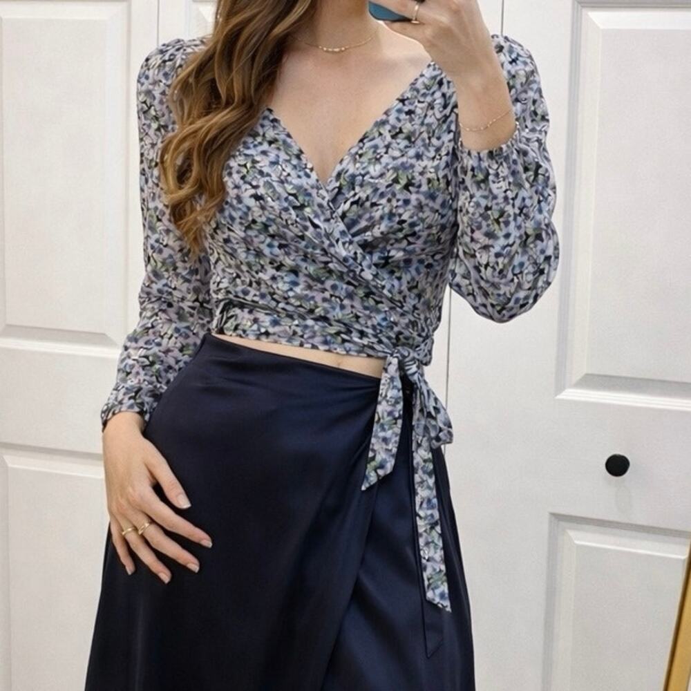 VICI wrap top purple blue black floral print blouse size x-small v-neck frilly